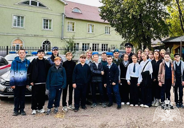 В Подмосковье росгвардейцы рассказали школьникам о боевом пути Героя Российской Федерации генерал-полковника Анатолия Романова
