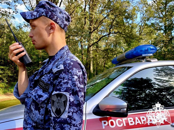 В Московской области сотрудники Росгвардии задержали подозреваемого в краже дорогостоящих товаров из магазина (видео)