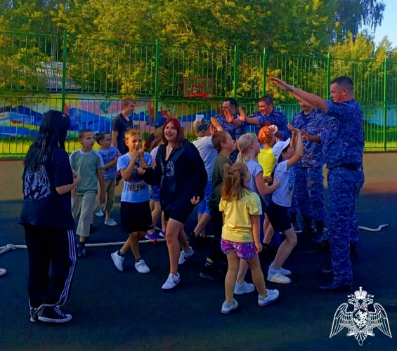 В Подмосковье сотрудники Росгвардии поздравили детей, эвакуированных из Курской области, с новым учебным годом