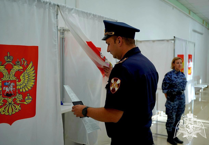 Подмосковные росгвардейцы участвуют в Едином дне голосования