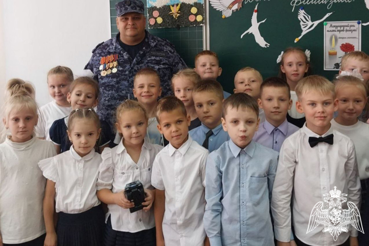 В Подмосковье сотрудники Росгвардии провели встречи со детьми в образовательных и дошкольных учреждениях