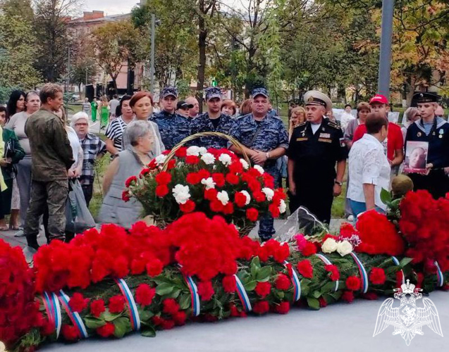 В Подмосковье росгвардейцы приняли участие в открытии памятника участникам СВО 