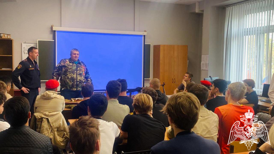 В Подмосковье росгвардейцы встретились со студентами Мытищинского колледжа