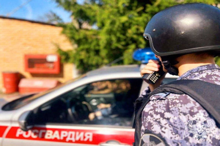 В Подмосковье сотрудники Росгвардии оказали доврачебную помощь мужчине с ножевыми ранениями (видео)