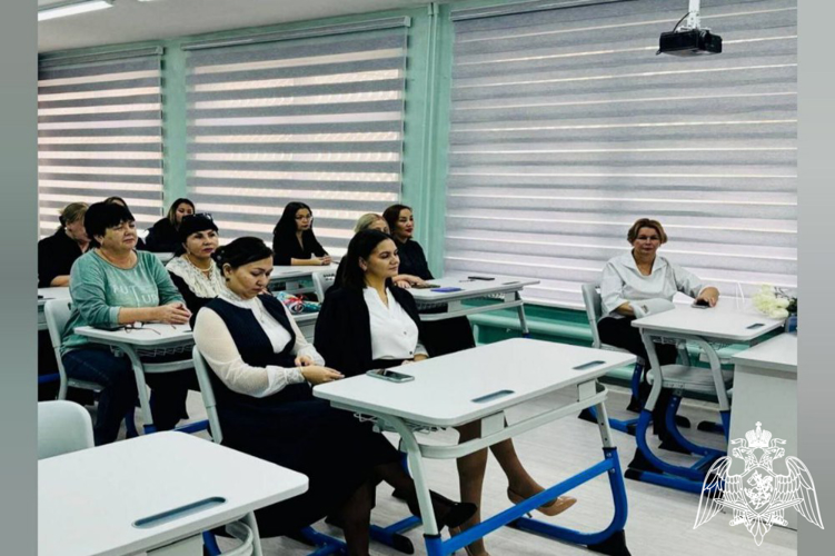 Руководители отдела вневедомственной охраны на комплексе «Байконур» поздравили учителей подшефной школы с профессиональным праздником