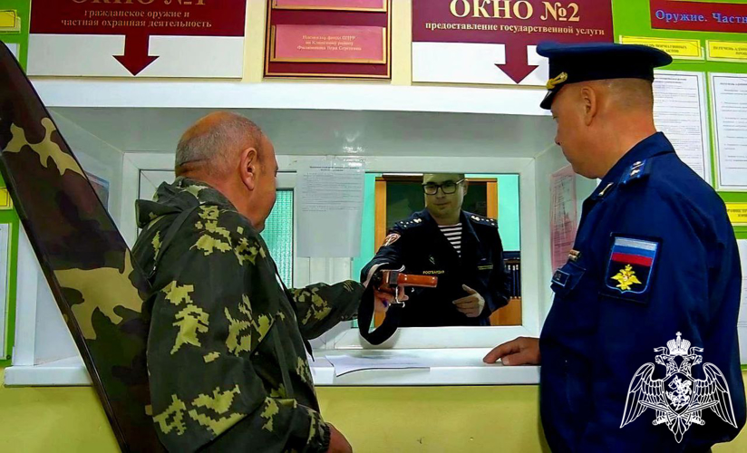 Клинские рогвардейцы приняли добровольно сданное оружие для передачи участвующим в СВО бойцам 