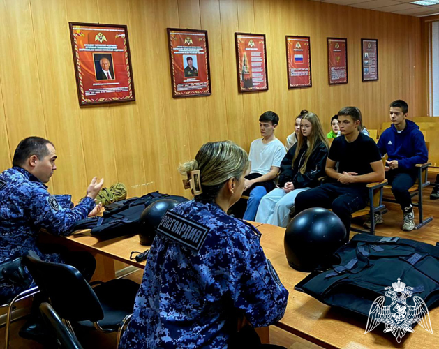 В Подмосковье сотрудники Росгвардии провели акцию «День открытых дверей» для школьников