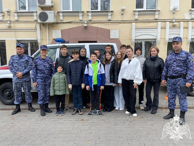 В Подмосковье сотрудники Росгвардии провели акцию «День открытых дверей» для школьников