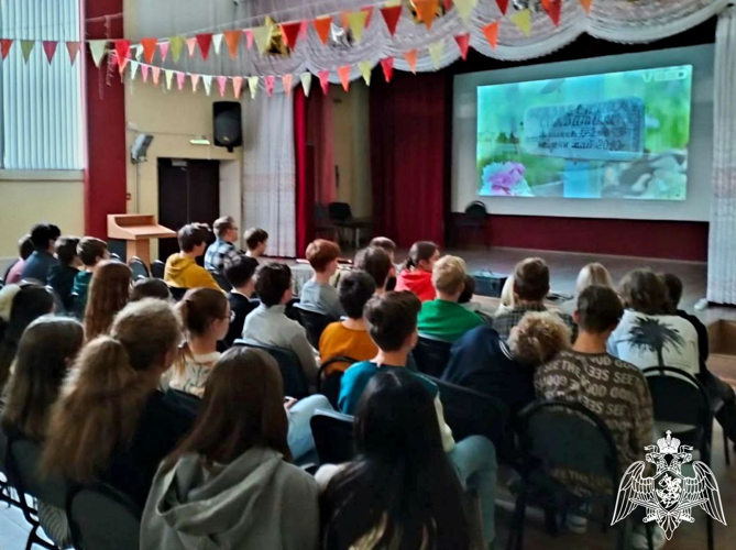 Сотрудники вневедомственной охраны Росгвардии Московской области провели патриотические уроки для школьников региона