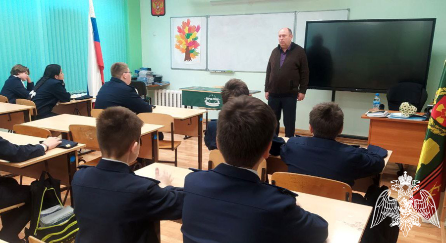 В Московской области представитель Подольской ветеранской организации войск правопорядка провел встречу с кадетами «Гвардейского класса»