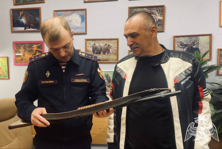 Подмосковные росгвардейцы принимают добровольно сданное оружие для сдачи его в зону СВО