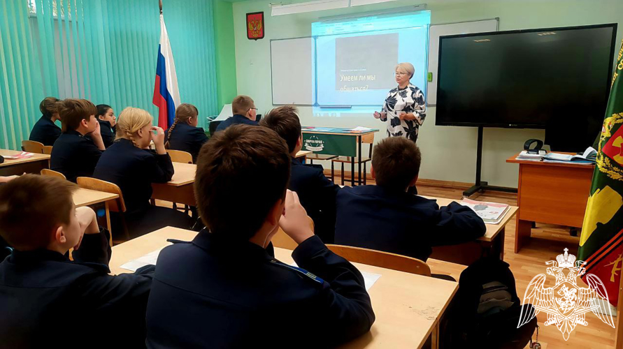 Подмосковные росгвардейцы провели патриотический урок с учениками подольского «Гвардейского класса»
