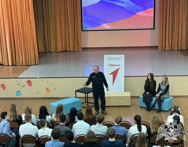 Офицер ОМОН «Русич» Росгвардии провел патриотический урок для старшеклассников подмосковной школы 