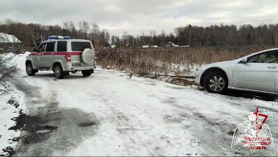 В Подмосковье росгвардейцы помогли автолюбительнице, оказавшейся в сложной ситуации из-за гололеда (видео)