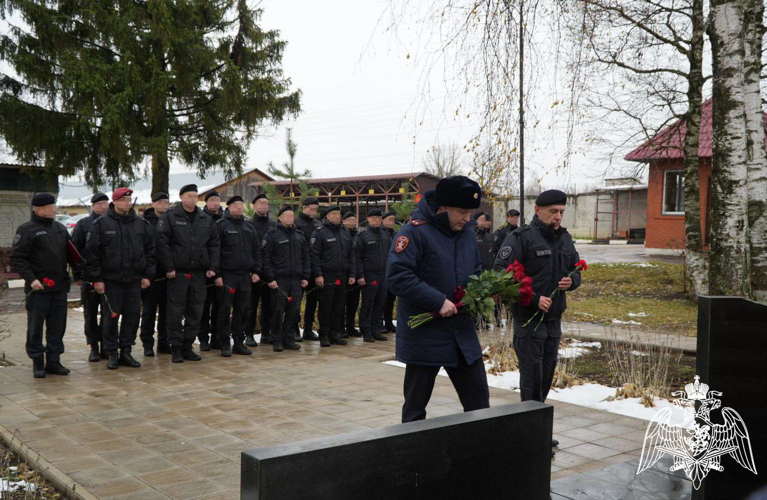 В подмосковном Сергиевом Посаде росгвардейцы почтили память сотрудников, погибших при исполнении служебных обязанностей (видео)