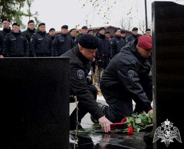 В подмосковном Сергиевом Посаде росгвардейцы почтили память сотрудников, погибших при исполнении служебных обязанностей (видео)