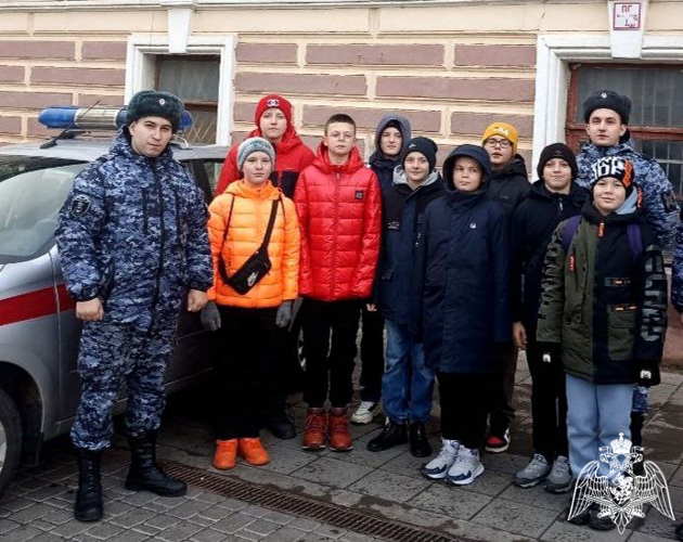 В Московской области сотрудники Росгвардии провели для школьников патриотические мероприятия
