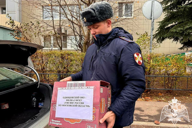 В Одинцово сотрудники Росгвардии приняли участие в сборе гуманитарной помощи для участников СВО (видео)