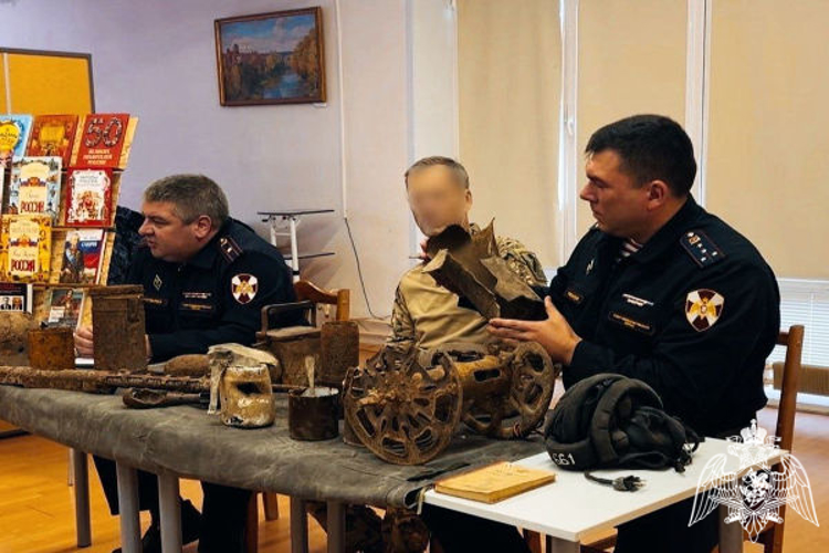 В подмосковной библиотеке сотрудники Росгвардии провели для ребят выставку уникальных экспонатов Великой Отечественной войны (видео)