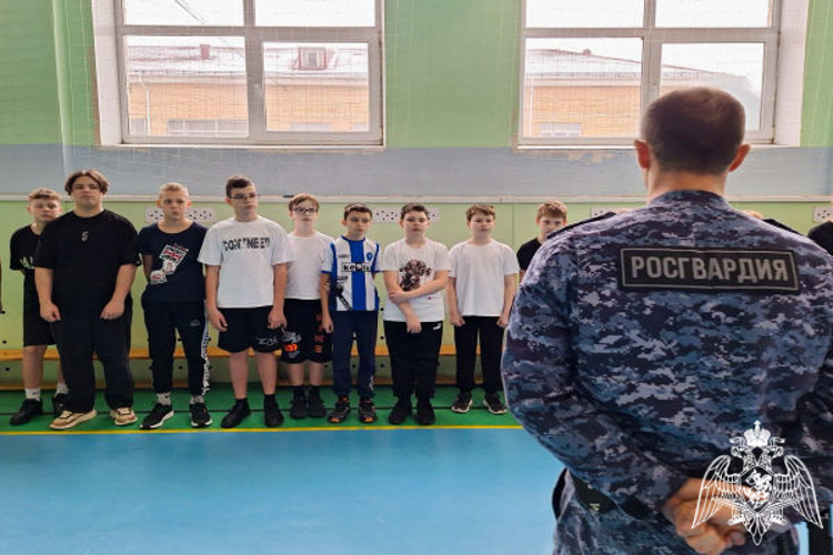 В Подмосковье сотрудник Росгвардии провел мастер-класс по самбо для    для кадетов раменского «Гвардейского класса»