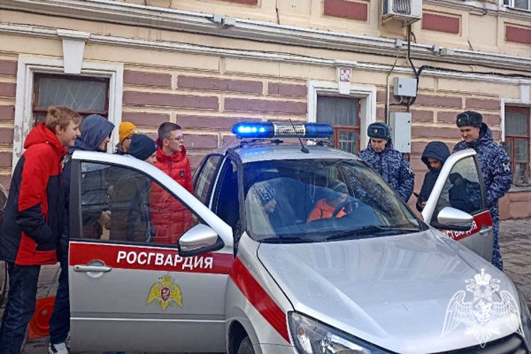В Московской области сотрудники Росгвардии провели для школьников патриотические мероприятия