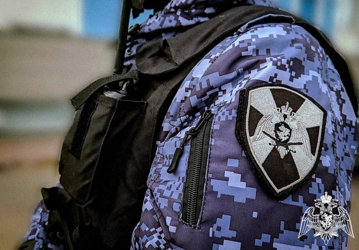 В подмосковном Чехове сотрудники Росгвардии задержали подозреваемого в незаконном обороте наркотических веществ (видео)