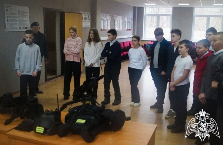 В Подмосковье сотрудники ОМОН «Пересвет» провели уникальную экскурсию по отряду для школьников