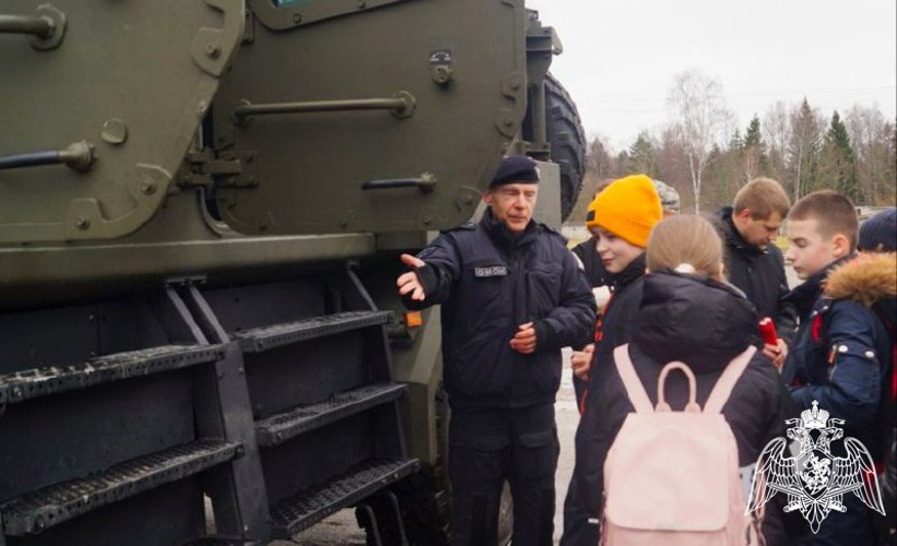 В Подмосковье сотрудники ОМОН «Пересвет» провели уникальную экскурсию по отряду для школьников