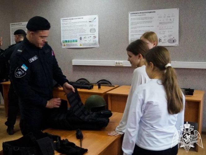 В Подмосковье сотрудники ОМОН «Пересвет» провели уникальную экскурсию по отряду для школьников