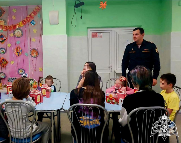 Накануне Всемирного дня ребенка подмосковные росгвардейцы посетили семейный центр в Волоколамске
