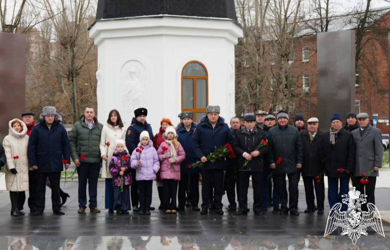 Руководство подмосковного главка Росгвардии и ветераны войск правопорядка почтили память коллег, погибших при исполнении служебного долга (видео)