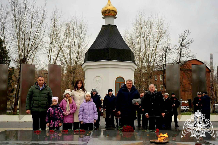 Руководство подмосковного главка Росгвардии и ветераны войск правопорядка почтили память коллег, погибших при исполнении служебного долга (видео)