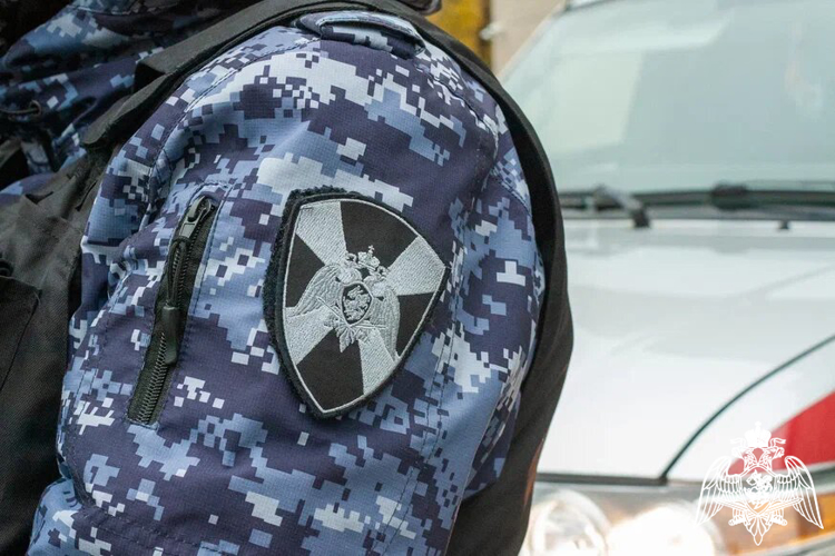 В Реутове сотрудники Росгвардии задержали подозреваемого в краже из фирменного магазина одежды (видео)