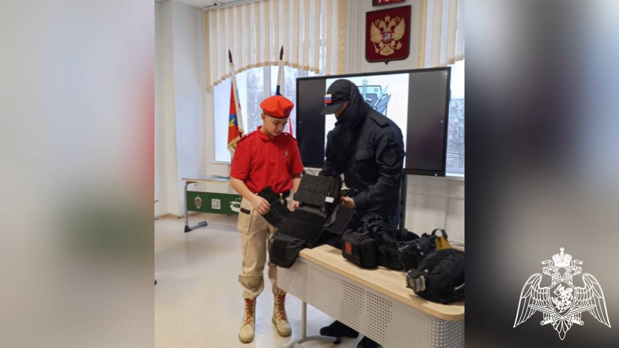 Сотрудники спецподразделений СОБР подмосковного главка Росгвардии провели патриотические мероприятия для детей
