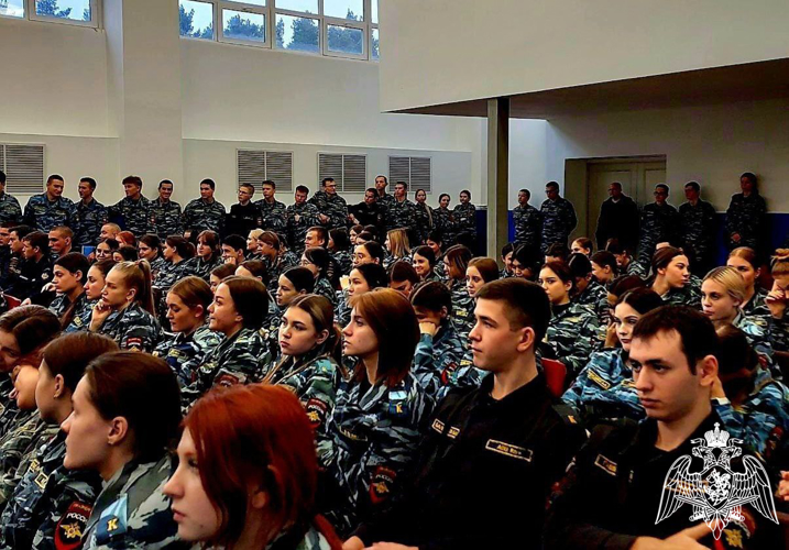 В Подмосковье в День Конституции РФ офицеры Росгвардии провели патриотическое занятие для курсантов «Гвардейской смены»