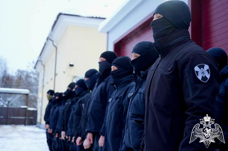 Сотрудники СОБР и ОМОН подмосковного главка Росгвардии прошли испытания на право ношения знака отличия полицейского спецназа (видео)