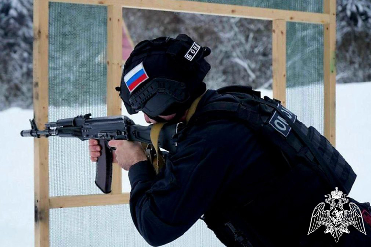 Сотрудники СОБР и ОМОН подмосковного главка Росгвардии прошли испытания на право ношения знака отличия полицейского спецназа (видео)