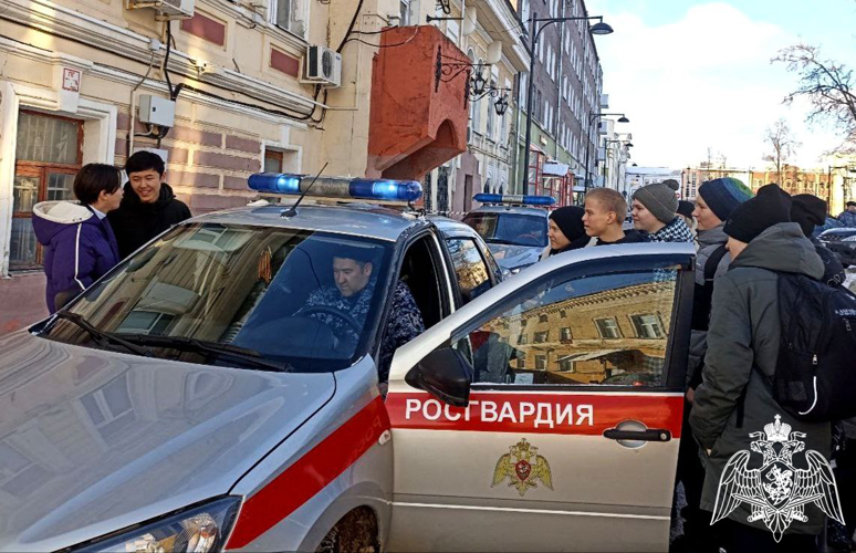 Подмосковные росгвардейцы провели акцию «Дед Мороз специального назначения» и поздравили юных жителей региона с наступающим Новым годом