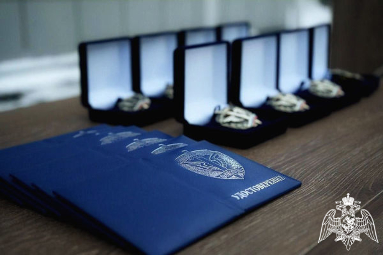 Сотрудники СОБР и ОМОН подмосковного главка Росгвардии прошли испытания на право ношения знака отличия полицейского спецназа (видео)
