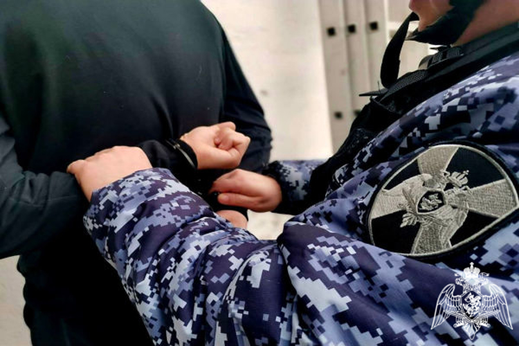 В подмосковном Щелково сотрудники Росгвардии задержали подозреваемого в краже верхней одежды из гипермаркета (видео)