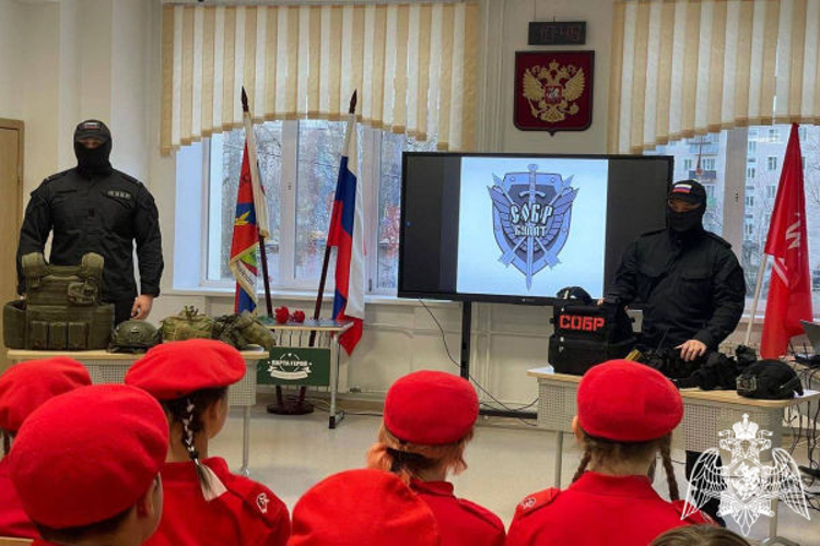 Сотрудники спецподразделений СОБР подмосковного главка Росгвардии провели патриотические мероприятия для детей