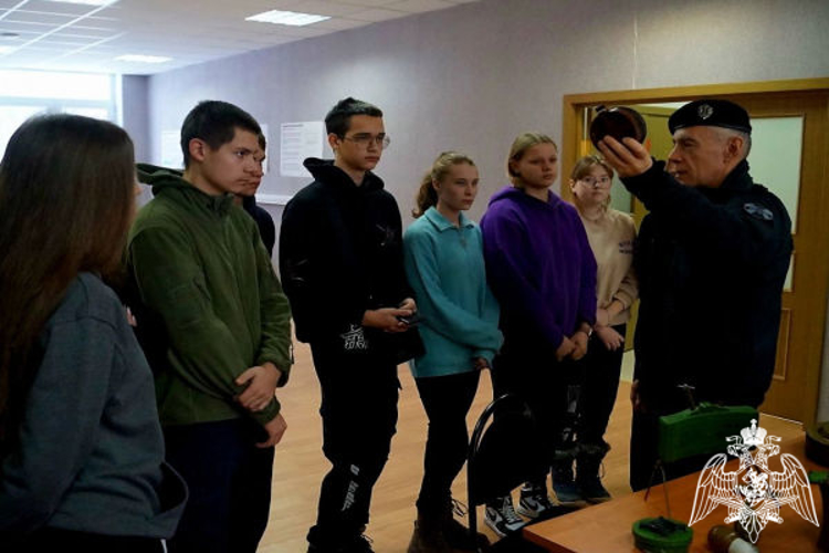 В Подмосковье сотрудники ОМОН «Пересвет» Росгвардии провели для студентов экскурсию по подразделению