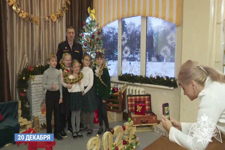 В Подмосковной школе сотрудники Росгвардии создали новогоднюю фотозону для учеников (видео)