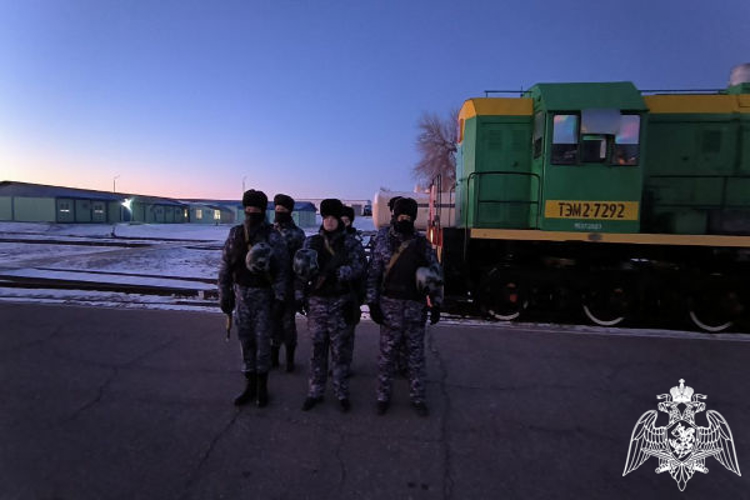 Сотрудники Росгвардии обеспечили безопасность транспортировки ракеты-носителя «Союз-2.1б» на космодроме «Байконур» (видео)