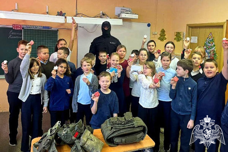 Подмосковные росгвардейцы провели акцию «Дед Мороз специального назначения» и поздравили юных жителей региона с наступающим Новым годом