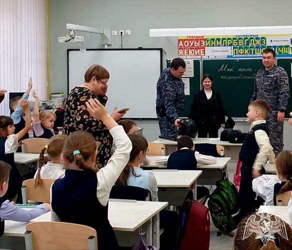 В Московской области росгвардейцы провели познавательные мероприятия для кадет и школьников региона