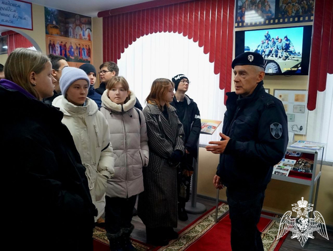 В Подмосковье сотрудники ОМОН «Пересвет» Росгвардии провели для студентов экскурсию по подразделению