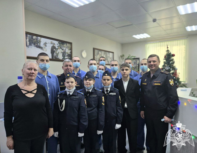 В преддверии Нового года кадеты подольского «Гвардейского класса» поздравили военнослужащих, находящихся на лечении