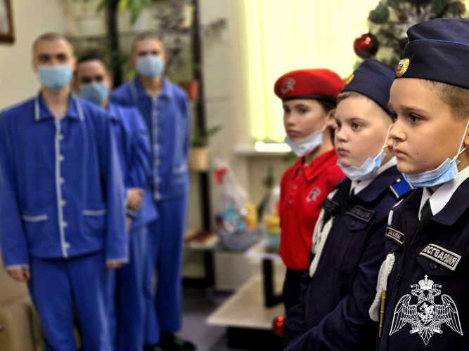 В преддверии Нового года кадеты подольского «Гвардейского класса» поздравили военнослужащих, находящихся на лечении