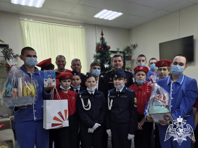 В преддверии Нового года кадеты подольского «Гвардейского класса» поздравили военнослужащих, находящихся на лечении